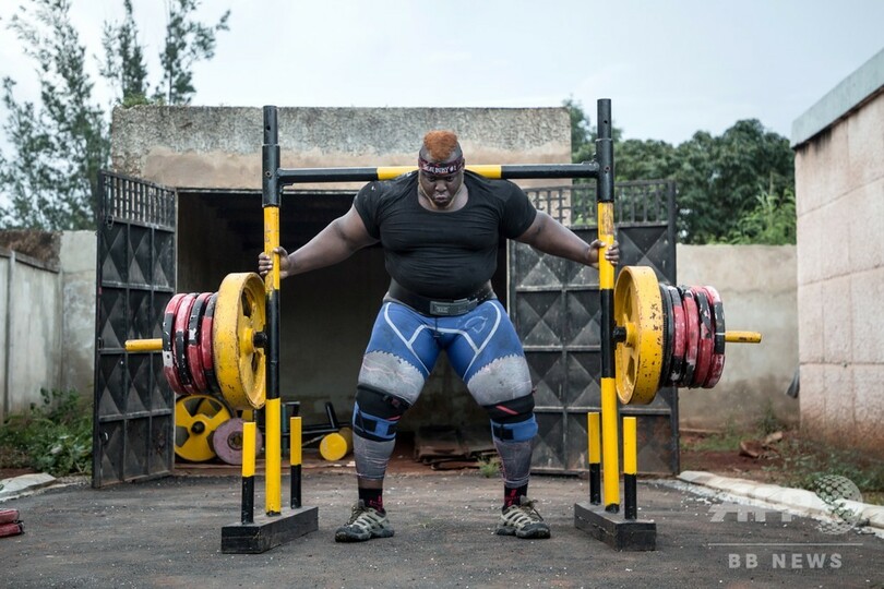 いじめられっ子から国民的スターへ、「世界最強」に挑むブルキナの青年