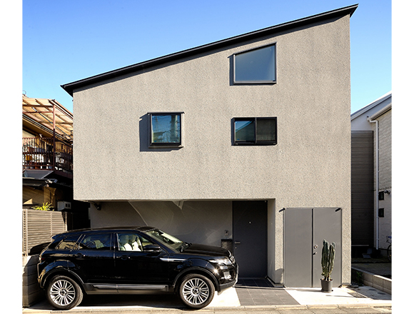 80㎡の敷地に建つ北欧家具が似合う目黒区の家。今どき都市住宅の愛車はSUV。/クルマと暮らす25 80㎡の敷地に建つ北欧家具が似合う目黒区の家。今どき都市住宅の愛車はSUV。/クルマと暮らす25
