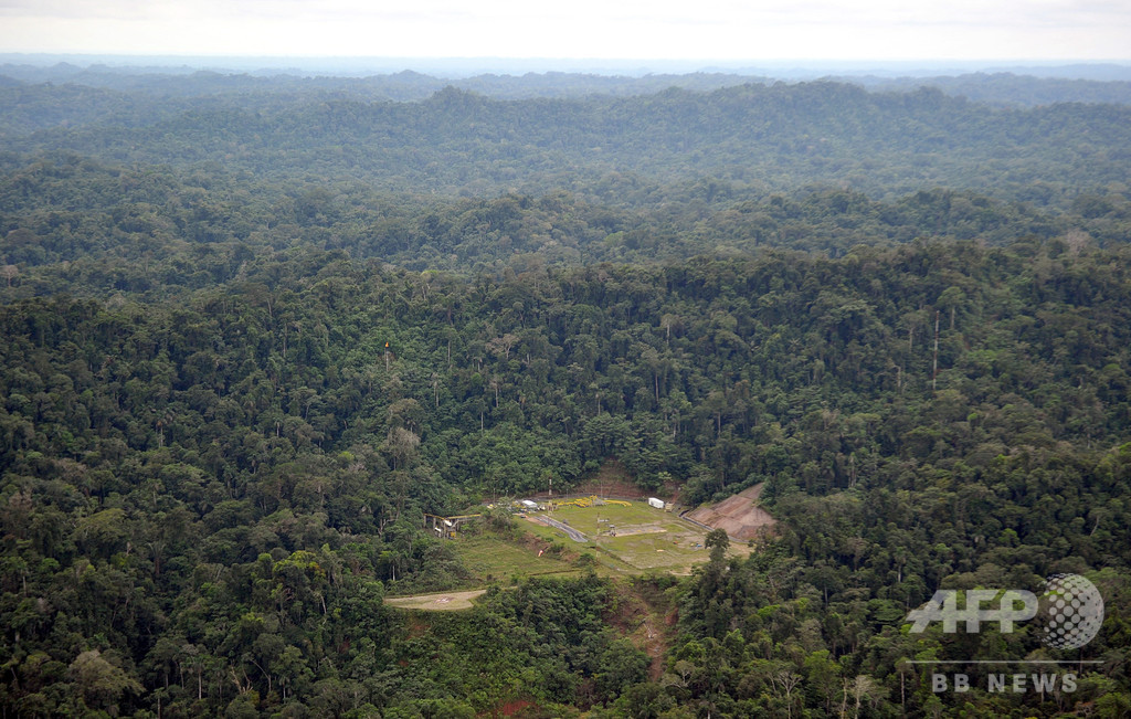 ペルー先住民がパイプライン切断、アマゾンで原油8000バレル流出 ペルー先住民がパイプライン切断、アマゾンで原油8000バレル流出