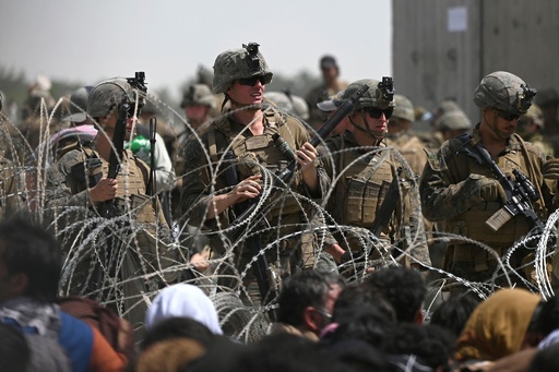 米軍 ヘリで自国民169人救出へ アフガン首都 写真5枚 国際ニュース Afpbb News