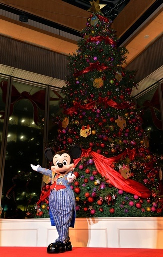 東京・丸の内のクリスマスツリー点灯式にミッキーマウス登場 写真7枚