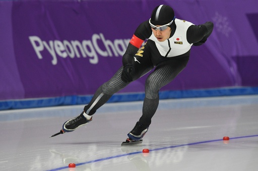 オランダのクラマーが3連覇、スピードスケート男子5000m 写真30枚 国際