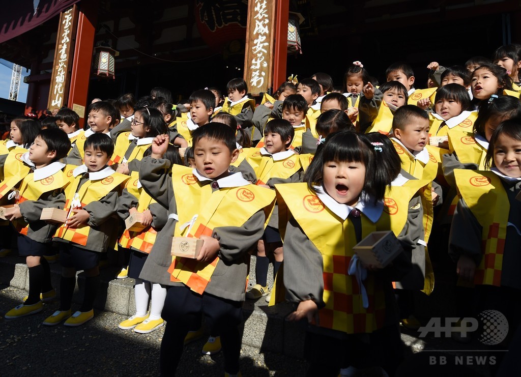 東京・浅草寺で節分の豆まき、園児350人も参加 写真4枚 国際ニュース：AFPBB News