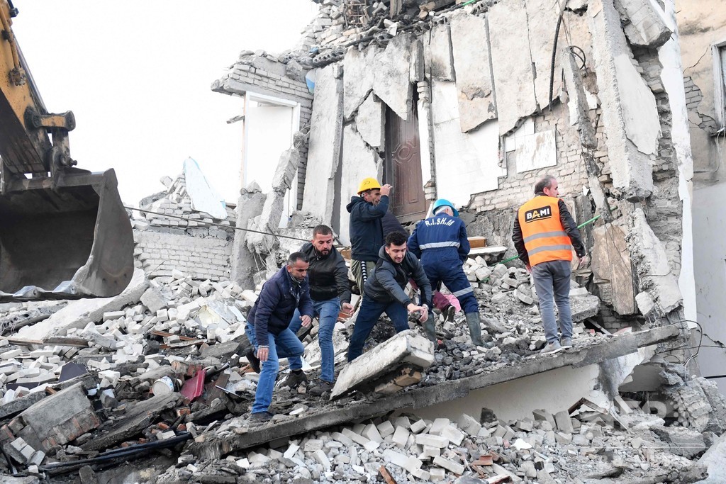 アルバニアでM6.4の地震、20人超死亡 生存者の捜索続く 写真27枚 国際ニュース:AFPBB News