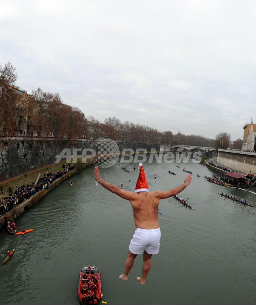 新年恒例 イタリアのテベレ川飛び込み大会 写真8枚 国際ニュース Afpbb News