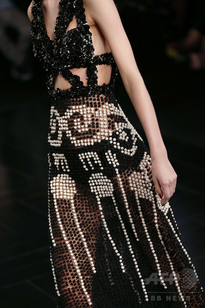 アンティークの着物をモチーフに、「アレキサンダー・マックイーン」15年春夏 