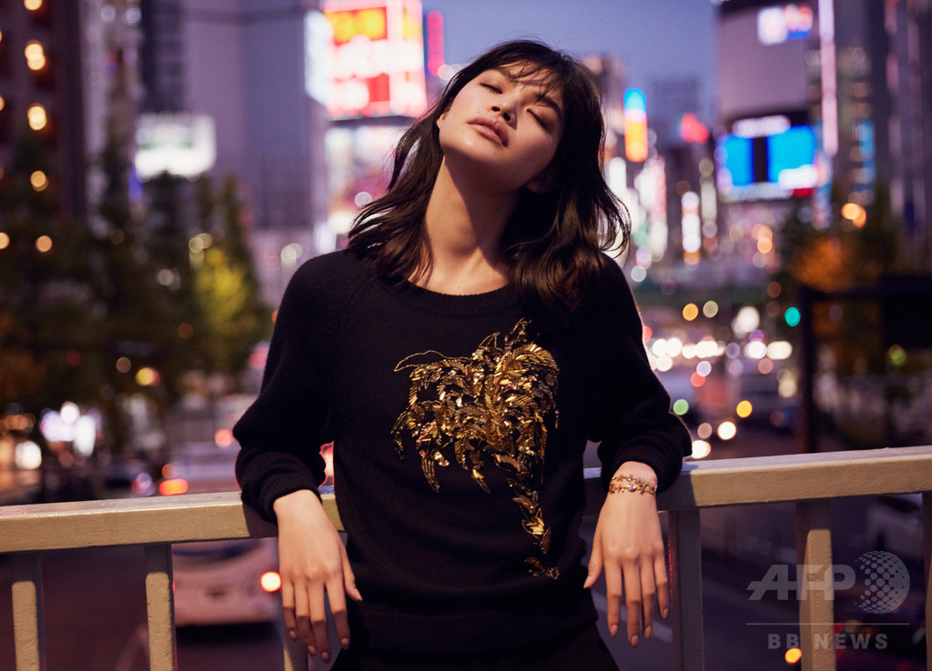 「クロエ」フェスティブコレクションにモデルの福士リナ登場