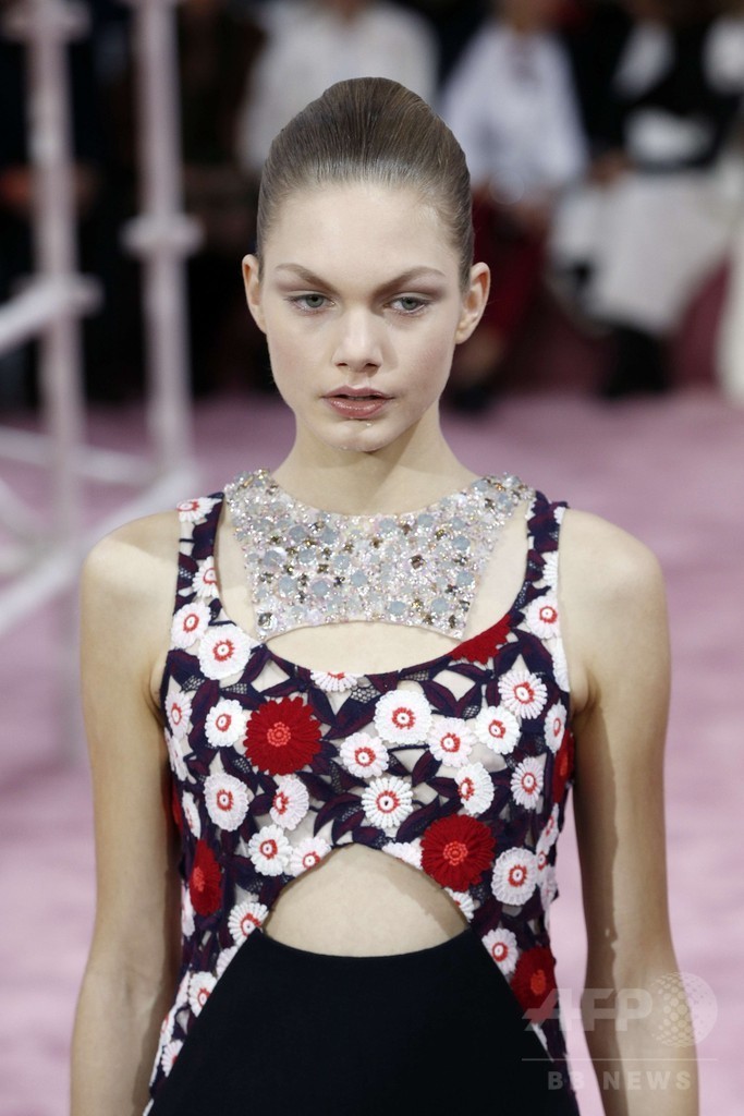 50～70年代の要素を取り入れた新たな女性像を提案、「ディオール」15年春夏オートクチュール