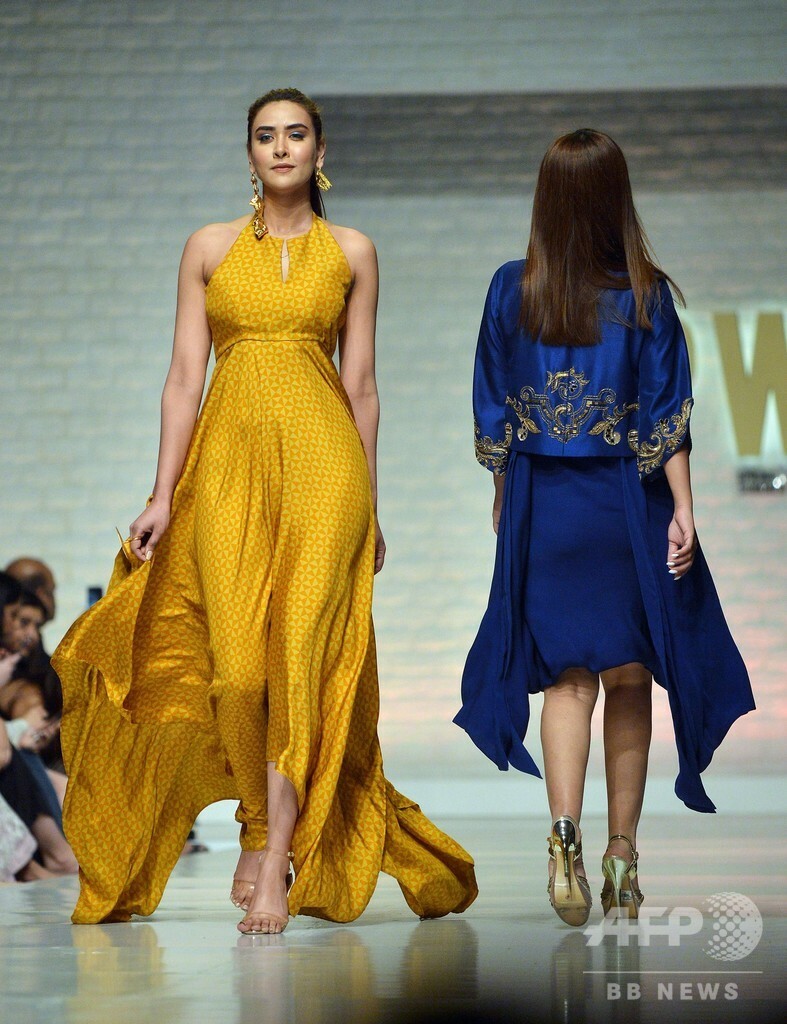 パキスタンでファッションウィーク、地元デザイナーらが新作