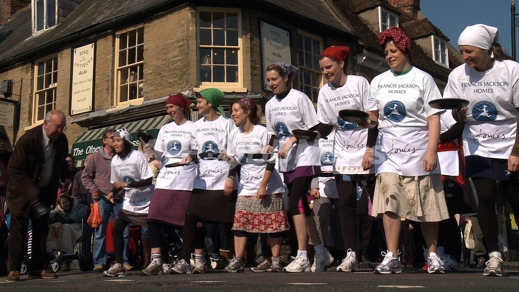 15世紀から続く伝統の「パンケーキ・レース」 英国