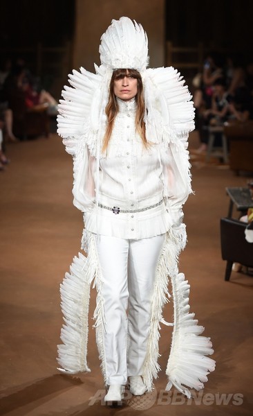 シャネルが都内でファッションショー、メティエダール・コレクション「パリ-ダラス」発表