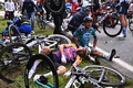 ツール・ド・フランス、第1ステージ（ブレストからランデルノー、197.8キロメートル）で起こったクラッシュで負傷したB&amp;Bホテルズ・KTMのブリアン・コカール（中央右）ら（2021年6月26日撮影）。(c)Anne-Christine POUJOULAT / various sources / AFP