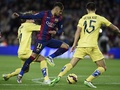 14-15スペイン1部リーグ第21節、FCバルセロナ対ビジャレアル。ビジャレアルのトマス・ピナ（左）らとボールを競るFCバルセロナのネイマール（中央、2015年2月1日撮影）。(c)AFP/LLUIS GENE