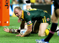 トライを決めるオーストラリアのダレン・ロッカー（%%Darren Lockyer%%）。（2008年11月22日撮影）(c)AFP/Greg WOOD