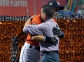 17MLB、ピッツバーグ・パイレーツ対マイアミ・マーリンズ。試合前に行われたセレモニーでデイビッド・サムソン球団社長と抱擁を交わすマイアミ・マーリンズのイチロー（2017年4月30日撮影）。(c)AFP/Getty Images/Mark Brown