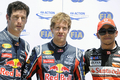 11F1第8戦欧州GP（European Grand Prix 2011）予選。（左から）2番手につけたレッドブル（Red Bull）のマーク・ウェーバー（Mark Webber）、ポールポジションを獲得したレッドブルのセバスチャン・ベッテル（Sebastian Vettel）、3番手につけたマクラーレン・メルセデス（McLaren-Mercedes）のルイス・ハミルトン（Lewis Hamilton、2011年6月25日撮影）。(c)AFP/JOSE JORDAN