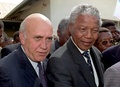 フレデリク・デクラーク氏（左）とネルソン・マンデラ氏（1994年4月3日撮影）。(c)Walter DHLADHLA / AFP 