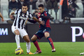 12-13イタリア・セリエAは26日、第22節の試合が各地で行われ、ユベントス（Juventus）はジェノア（Genoa CFC）と1-1で引き分けた。

ジェノアのフランセリーノ・マツザレム（Francelino Matuzalem、右）とボールを競るユベントスのファビオ・クアリアレッラ（Fabio Quagliarella、2013年1月26日撮影）。(c)AFP/GIUSEPPE CACACE
