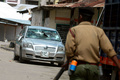 ケニアの港湾都市モンバサ（Mombasa）で、イスラム教聖職者の殺害を機に起きた暴動でフロントガラスを割られた車両（2013年10月4日撮影）。(c)AFP
