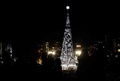 レバノンの首都ベイルート北方にある地中海沿岸都市ビブロスで、クリスマスツリーの点灯式を見るために集まった人々（2017年11月30日撮影）。(c)AFP/JOSEPH EID