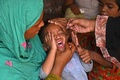 パキスタンのラホールでポリオのワクチン接種を受ける子ども（2020年8月16日撮影）。(c)Arif ALI / AFP