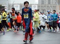 東京マラソン2015。仮装してレースに臨むランナー（2015年2月22日撮影）。(c)AFP/TOSHIFUMI KITAMURA