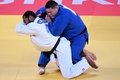 世界柔道選手権、男子100キロ超級。決勝でキューバのアンディ・グランダ（左）と対戦する斉藤立（2022年10月12日撮影）。(c)Kirill KUDRYAVTSEV / AFP