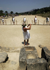 首都アテネ（Athens）から南西120キロの古代都市遺跡ネメア（Nemea）の競技場跡で、ギリシャ歩兵のいでたちで行われるレースに参加する選手たち（2008年6月21日撮影）。(c)AFP/Louisa Gouliamaki