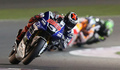 世界ロードレース選手権（WGP 2013）開幕戦カタールGP、MotoGPクラス決勝。レースに臨むヤマハ・ファクトリー（Yamaha Factory）のホルヘ・ロレンゾ（Jorge Lorenzo、2013年4月7日撮影）。(c)AFP/AL-WATAN DOHA/KARIM JAAFAR