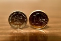 クロアチアの通貨クーナ（左）と欧州連合単一通貨ユーロの硬貨（2022年12月30日撮影）。(c)Denis LOVROVIC / AFP