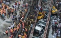 インド・コルカタで、高架道路が崩落した現場で救出活動に当たる救助隊員ら（2016年3月31日撮影）。(c)AFP/Dibyangshu SARKAR