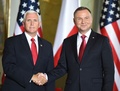 ポーランドのワルシャワで握手を交わすアンジェイ・ドゥダ大統領（右）とマイク・ペンス米副大統領（2019年9月2日撮影）。(c)Janek SKARZYNSKI / AFP