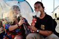 タイ中部ナコンパトム県で開催された大麻の合法化を祝うイベント「タイランド420: リーガルレーオ⁉」で、大麻を吸う人（2022年6月11日撮影）。(c)Lillian SUWANRUMPHA / AFP