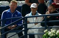 テニス、ドバイ・テニス選手権、男子シングルス2回戦。ノバク・ジョコビッチの試合を見つめるボリス・ベッカーコーチ（左、2015年2月25日撮影）。(c)AFP/MARWAN NAAMANI