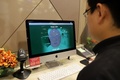 顔認証技術を使用して行政サービスへのアクセスを実演するシンガポール政府技術庁の職員（2020年10月1日撮影）。(c)MARTIN ABBUGAO / AFP