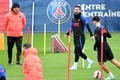 クラブの練習場でトレーニングに臨むフランス・リーグ1、パリ・サンジェルマンのリオネル・メッシ（右から2人目、2023年1月5日撮影）。(c)Bertrand GUAY / AFP