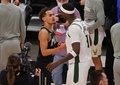 20-21NBAプレーオフ、イースタンカンファレンス決勝、アトランタ・ホークス対ミルウォーキー・バックス。アトランタ・ホークスのトレイ・ヤング（左）にファイナル進出を祝福されるミルウォーキー・バックスのボビー・ポーティス（2021年7月3日撮影）。(c)Kevin C. Cox/Getty Images/AFP