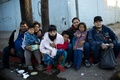 メキシコ北部ティフアナに滞在している中米ホンジュラスからの移民家族（2018年11月26日撮影）。(c)PEDRO PARDO / AFP