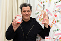 米ニューヨークで開催された、バンドエイド（Band-Aid ）とデザイナーのアイザック・ミズラヒ（Isaac Mizrahi）がコラボした「Band-Aid by Isaac Mizrahi」のローンチイベントに来場したデザイナーのアイザック・ミズラヒ（Isaac Mizrahi、2014年8月7日撮影）。(c)AFP/Getty Images/Andrew H. Walker