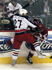 写真は、ブルージャケッツのマニ・マルホトラ（%%Manny Malhotra%%）からの厳しいチェックに苦しむバラード。(c)AFP/Getty Images Bruce Bennett