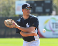 米大リーグ（MLB）、ニューヨーク・ヤンキース（%%New York Yankees%%）は18日、野手陣がフロリダ州タンパのジョージ・M・スタインブレナー（George M. Steinbrenner Field）で行われているキャンプに合流し練習を開始した。写真は守備練習に臨むマーク・テシェーラ（%%Mark Teixeira%%）。(c)AFP/Getty Images/Al Messerschmidt