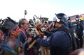 ブラジルの首都ブラジリアで、権利の拡大を求めるデモで警察とにらみ合う先住民（2017年4月25日撮影）。(c)AFP/EVARISTO SA