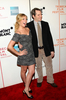 ニューヨーク（New York）で開催中の「2008トライベッカ映画祭（2008 Tribeca Film Festival）」で行われた映画『Finding Amanda』のプレミア上映会に登場した、女優のブリタニー・スノウ（Brittany Snow、左）とマシュー・ブロデリック（Matthew Broderick）（2008年4月29日撮影）。(c)AFP/Getty Images/Stephen Lovekin