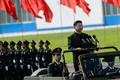 中国人民解放軍の駐香港部隊を閲兵する習近平国家主席（2017年6月30日撮影、資料写真）。(c)AFP PHOTO / DALE DE LA REY