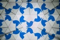 鏡に映し出されたツイッターの旧ロゴ（2023年5月30日撮影、資料写真）。(c)SEBASTIEN BOZON / AFP