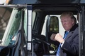 米首都ワシントンのホワイトハウスで、トラックの運転席に座るドナルド・トランプ大統領（2017年2月23日撮影）。(c)AFP/JIM WATSON