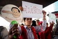 タイ・バンコクで総選挙の延期に抗議する人々（2019年1月6日撮影）。(c)Jewel SAMAD / AFP