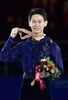 フィギュアスケート四大陸選手権、男子シングル・フリースケーティング。金メダルを手にするデニス・テン（2015年2月14日撮影）。(c)AFP/JUNG YEON-JE