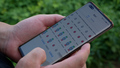 スマートポンプ場の稼働状況をスマートフォンで確認する農家（2023年8月25日撮影）。(c)Xinhua News