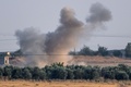 シリア・テルアビヤドで、トルコの爆撃により立ち上る煙。国境を挟んだトルコ側から撮影（2019年10月9日撮影）。(c)BULENT KILIC / AFP